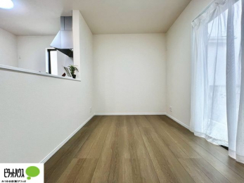 ���̑��@�l�C�̃J�E���^�[�L�b�`������́A���r���O�ɂ��邲�Ƒ��̗l�q���f���܂�