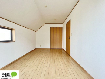 ���[�@�N���[�[�b�g�́A�����E���s��������A��̒����ߗނ����N���N���[�\�ł�