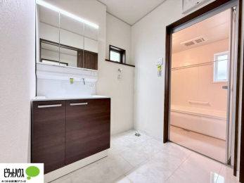 ���ʑ�E���ʏ��@�{�H��ʐ^�F�V�����[�t���O�ʋ����ʑ�B�㕔�ɂ����[�X�y�[�X������A�������X�b�L���Еt���܂�