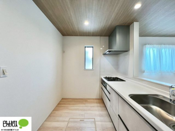 �L�b�`���@�{�H��ʐ^�F�l�C�̃J�E���^�[�L�b�`������́A���r���O�ɂ��邲�Ƒ��̗l�q���f���܂�