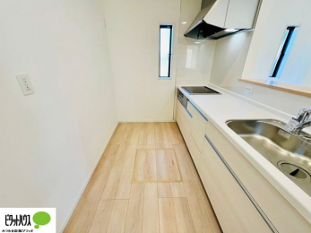 �L�b�`���@�{�H��ʐ^�F�l�C�̃J�E���^�[�L�b�`������́A���r���O�ɂ��邲�Ƒ��̗l�q���f���܂�