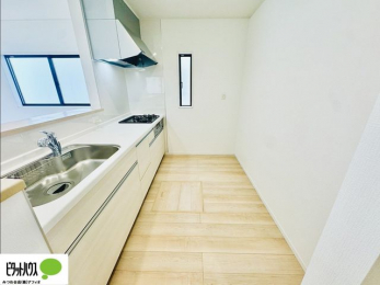 �L�b�`���@�{�H��ʐ^�F�l�C�̃J�E���^�[�L�b�`������́A���r���O�ɂ��邲�Ƒ��̗l�q���f���܂�