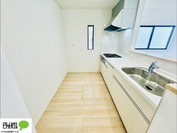 �L�b�`���@�{�H��ʐ^�F�l�C�̃J�E���^�[�L�b�`������́A���r���O�ɂ��邲�Ƒ��̗l�q���f���܂�