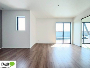 ���r���O�@���R�����������ޒg���ȃ��r���O�B��������ɂ͓Ǐ��₨���Q�ł����Ȃ���̂�т�Ɖ߂����ЂƎ����B