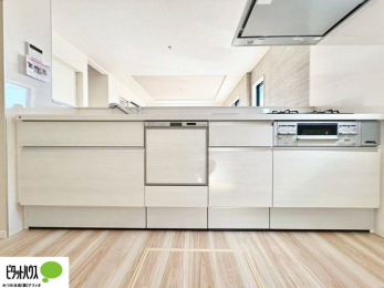 �L�b�`���@�{�H��ʐ^�F�l�C�̃J�E���^�[�L�b�`������́A���r���O�ɂ��邲�Ƒ��̗l�q���f���܂�