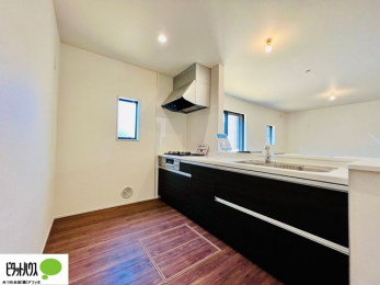 �L�b�`���@�{�H��ʐ^�F�l�C�̃J�E���^�[�L�b�`������́A���r���O�ɂ��邲�Ƒ��̗l�q���f���܂�