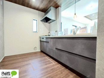 �L�b�`���@�l�C�̃J�E���^�[�L�b�`������́A���r���O�ɂ��邲�Ƒ��̗l�q���f���܂�