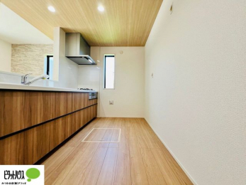 �L�b�`���@�{�H��ʐ^�F�l�C�̃J�E���^�[�L�b�`������́A���r���O�ɂ��邲�Ƒ��̗l�q���f���܂�