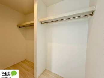 ���̑����ρ@�傫�ȃE�H�[�N�C���N���[�[�b�g�ɂ́A�G�ߕ��̈ߗނȂǂ܂Ƃ߂Ď��[�ł��A���������L���g���܂�