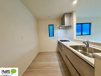 �L�b�`���@�l�C�̃J�E���^�[�L�b�`������́A���r���O�ɂ��邲�Ƒ��̗l�q���f���܂�