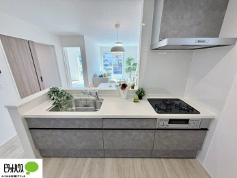 �L�b�`���@�{�H��ʐ^�F�l�C�̃J�E���^�[�L�b�`������́A���r���O�ɂ��邲�Ƒ��̗l�q���f���܂�