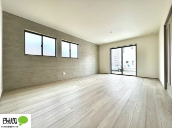 ���̑��@���r���O�͉Ƌ�̔z�u���l���₷�������`�^�ł��B�߂����₷���Ƒ��݂�Ȃ̌e���̏�ɁB