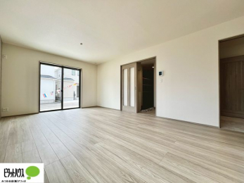 ���r���O�@���R�����������ޒg���ȃ��r���O�B��������ɂ͓Ǐ��₨���Q�ł����Ȃ���̂�т�Ɖ߂����ЂƎ����B