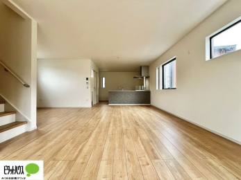 ���r���O�@���r���O�͉Ƒ��ōL�X�Ɖ߂�����24.1���B�L�b�`�����烊�r���O�����ʂ��āA���q����̗l�q���΂�����B