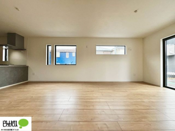 ���r���O�@�傫�ȑ��̂��郊�r���O�͖��邭�A���ʂ����ǂ��A�Ƒ��݂�Ȃ̏΂����������n��܂�