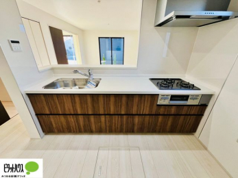 �L�b�`���@�{�H��ʐ^�@�l�C�̃J�E���^�[�L�b�`������́A���r���O�ɂ��邲�Ƒ��̗l�q���f���܂�