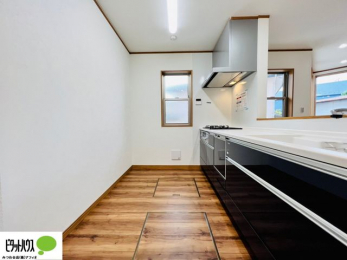 �L�b�`���@�{�H��ʐ^�F�l�C�̃J�E���^�[�L�b�`������́A���r���O�ɂ��邲�Ƒ��̗l�q���f���܂�