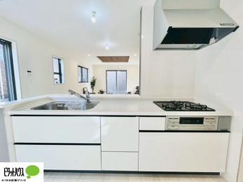 �L�b�`���@�{�H��ʐ^�F�l�C�̃J�E���^�[�L�b�`������́A���r���O�ɂ��邲�Ƒ��̗l�q���f���܂�