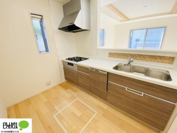 �L�b�`���@�{�H��ʐ^�@�l�C�̃J�E���^�[�L�b�`������́A���r���O�ɂ��邲�Ƒ��̗l�q���f���܂�