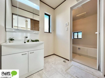 ���ʑ�E���ʏ��@�{�H��ʐ^�@�O�ʋ��̗���A�V���N���ȂǑ������[��������A�L�X�Ƃ������ʉ��ϑ�ł��B