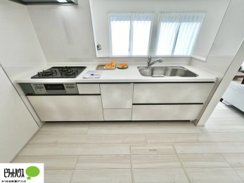 �L�b�`���@�{�H��ʐ^�@�l�C�̃J�E���^�[�L�b�`������́A���r���O�ɂ��邲�Ƒ��̗l�q���f���܂�