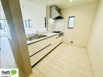 �L�b�`���@�{�H��ʐ^�F�l�C�̃J�E���^�[�L�b�`������́A���r���O�ɂ��邲�Ƒ��̗l�q���f���܂�