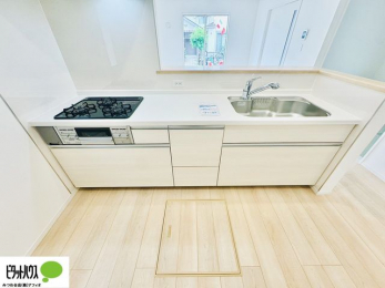 �L�b�`���@�{�H��ʐ^�@�l�C�̃J�E���^�[�L�b�`������́A���r���O�ɂ��邲�Ƒ��̗l�q���f���܂�