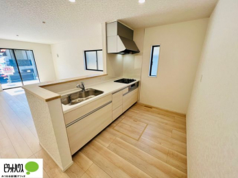 �L�b�`���@�{�H��ʐ^�@�l�C�̃J�E���^�[�L�b�`������́A���r���O�ɂ��邲�Ƒ��̗l�q���f���܂�