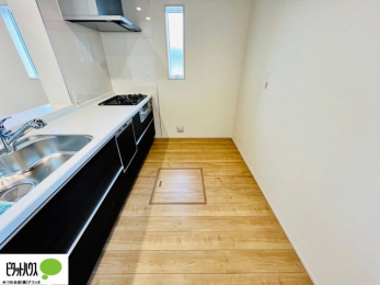 �L�b�`���@�l�C�̃J�E���^�[�L�b�`������́A���r���O�ɂ��邲�Ƒ��̗l�q���f���܂�