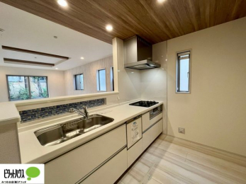 �L�b�`���@�l�C�̃J�E���^�[�L�b�`������́A���r���O�ɂ��邲�Ƒ��̗l�q���f���܂�