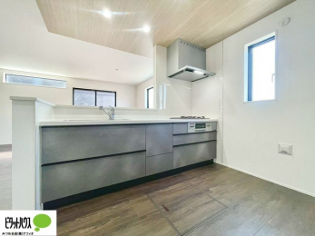 �L�b�`���@�{�H��ʐ^�@�l�C�̃J�E���^�[�L�b�`������́A���r���O�ɂ��邲�Ƒ��̗l�q���f���܂�
