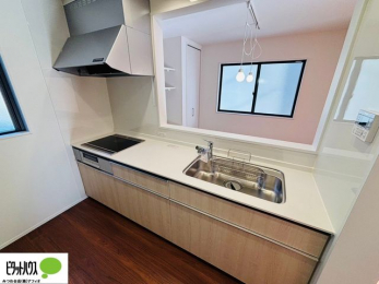 �L�b�`���@�{�H��ʐ^�@�l�C�̃J�E���^�[�L�b�`������́A���r���O�ɂ��邲�Ƒ��̗l�q���f���܂�