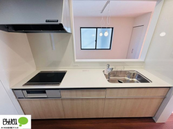 �L�b�`���@�{�H��ʐ^�@�l�C�̃J�E���^�[�L�b�`������́A���r���O�ɂ��邲�Ƒ��̗l�q���f���܂�