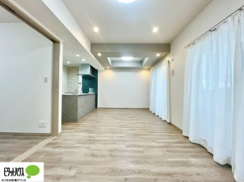 ���r���O�@�傫�ȑ��̂��郊�r���O�͖��邭�A���ʂ����ǂ��A�Ƒ��݂�Ȃ̏΂����������n��܂�