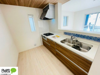 �L�b�`���@�{�H��ʐ^�@�l�C�̃J�E���^�[�L�b�`������́A���r���O�ɂ��邲�Ƒ��̗l�q���f���܂�