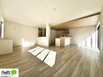 ���̑��@�傫�ȑ��̂��郊�r���O�͖��邭�A���ʂ����ǂ��A�Ƒ��݂�Ȃ̏΂����������n��܂�