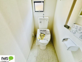 �L�b�`���@�l�C�̃J�E���^�[�L�b�`������́A���r���O�ɂ��邲�Ƒ��̗l�q���f���܂�