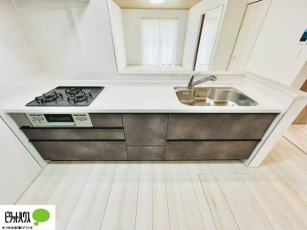 �L�b�`���@�{�H��ʐ^�@�l�C�̃J�E���^�[�L�b�`������́A���r���O�ɂ��邲�Ƒ��̗l�q���f���܂�