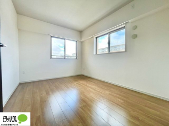 ���[�@2�ʍ̌��Ŗ��邭�A���ʂ��̗ǂ��������ł��B