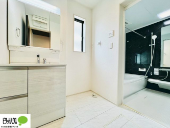 �L�b�`���@�l�C�̃J�E���^�[�L�b�`������́A���r���O�ɂ��邲�Ƒ��̗l�q���f���܂�