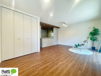 ���r���O�@���R�����������ޒg���ȃ��r���O�B��������ɂ͓Ǐ��₨���Q�ł����Ȃ���̂�т�Ɖ߂����ЂƎ����B