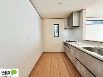 �L�b�`���@�{�H��ʐ^�@�V�z�Ȃ�ł͂̃s�J�s�J�̃L�b�`���͖����̂��������y�������Ă���܂��ˁB