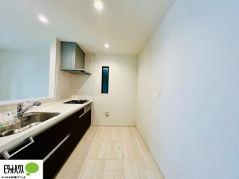 �L�b�`���@�{�H��ʐ^�F�l�C�̃J�E���^�[�L�b�`������́A���r���O�ɂ��邲�Ƒ��̗l�q���f���܂�