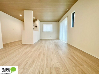 ���r���O�@���R�����������ޒg���ȃ��r���O�B��������ɂ͓Ǐ��₨���Q�ł����Ȃ���̂�т�Ɖ߂����ЂƎ����B