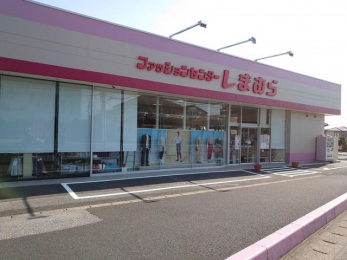 ���ӊ��@�t�@�b�V�����Z���^�[���܂ނ�{��ؓX �k��3���B 210m
