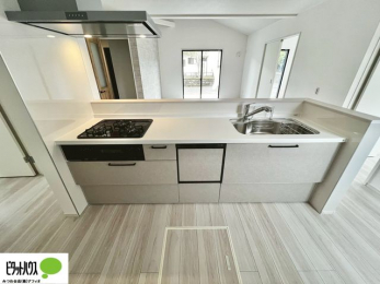 �L�b�`���@�{�H��ʐ^�@�l�C�̃J�E���^�[�L�b�`������́A���r���O�ɂ��邲�Ƒ��̗l�q���f���܂�