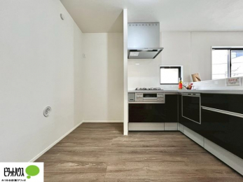 �L�b�`���@�{�H��ʐ^�@�l�C�̃J�E���^�[�L�b�`������́A���r���O�ɂ��邲�Ƒ��̗l�q���f���܂�
