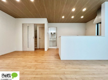 ���̑��@���r���O�͉Ƒ��ōL�X�Ɖ߂�����15���B�L�b�`�����烊�r���O�����ʂ��āA���q����̗l�q���΂�����B