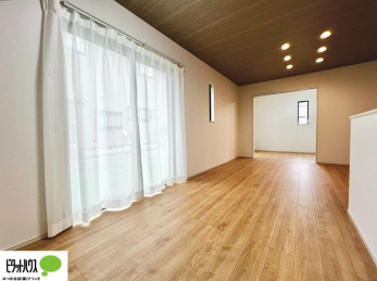 ���̑��@�傫�ȑ��̂��郊�r���O�͖��邭�A���ʂ����ǂ��A�Ƒ��݂�Ȃ̏΂����������n��܂�