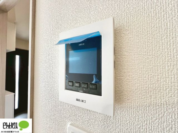 �@������Ԃ����S��TV���j�^�[�t���C���^�[�z��